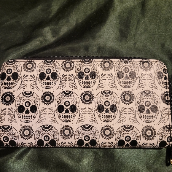 Loungefly Pirates Of The Caribbean Skull Wallet NEW - Picture 2 of 3